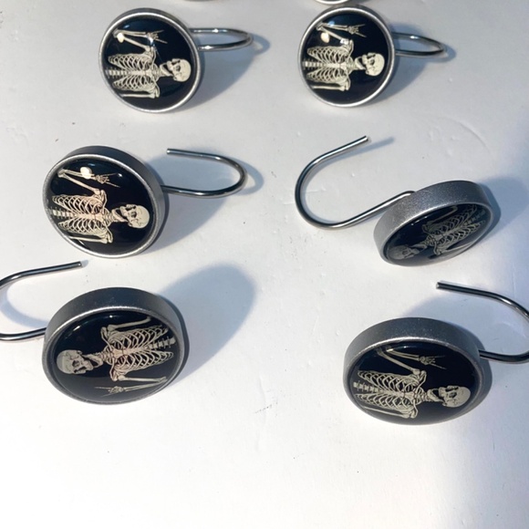 NWOT Bathroom Halloweeen Decoeation 12 Pieces Half Skeleton Shower Curtain Hooks - Picture 5 of 8